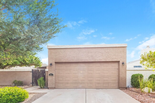 Building Photo - 2051 N Villas Ln