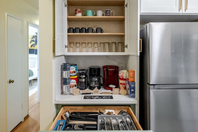 Building Photo - 4989 Randlett Dr