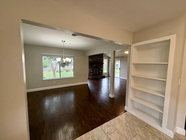 Building Photo - Single story home with vaulted ceilings!