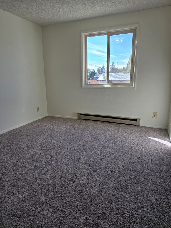 Building Photo - North Spokane 2bd 1.5 bath