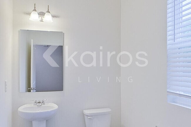 Building Photo - 677 Castillo Dr