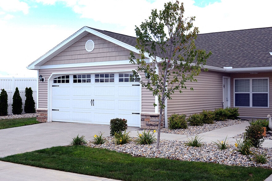 Apartments with Attached Garages, in a Real Neighborhood - Redwood Southgate