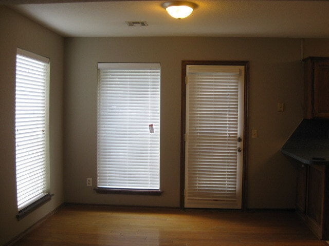 Building Photo - Charming 4 bedroom 2 1/2 bath home!