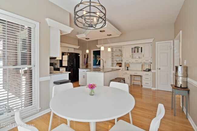 Building Photo - 305 Lake Forest Pkwy