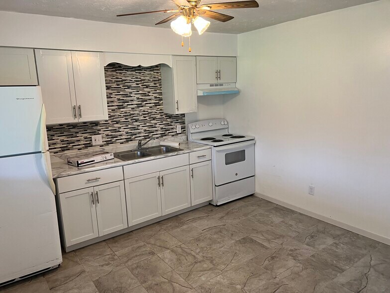 Kitchen - 7520 Portage St NW