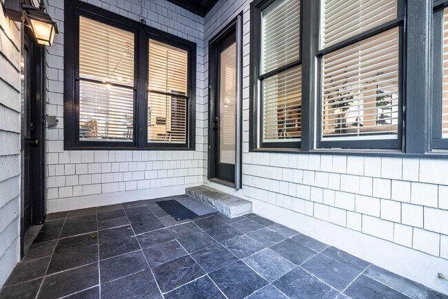 Building Photo - 470 Hamilton St SE