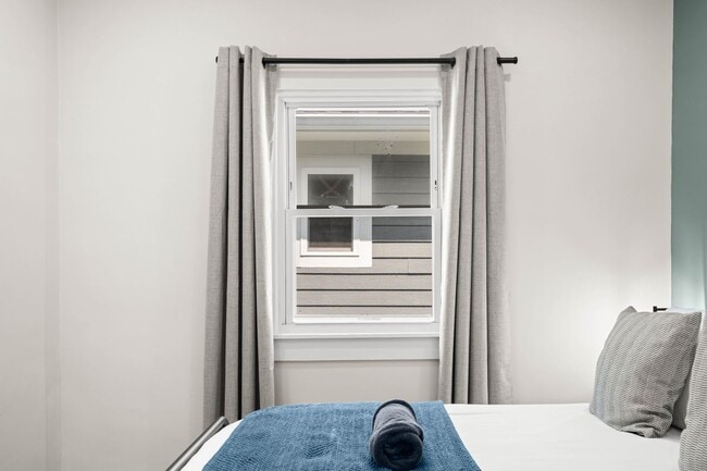 Building Photo - 1215 N Warman Ave