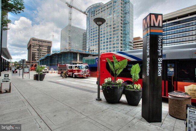 Building Photo - 1021 Arlington Blvd