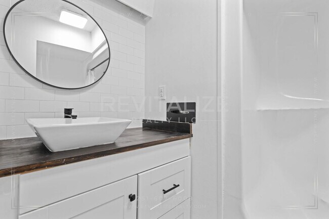 Building Photo - 2739 Knollwood Dr