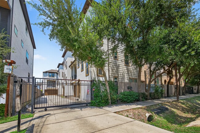 Building Photo - 1031 W 21st St