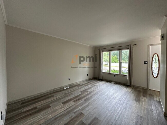 Building Photo - 711 Wellington Dr