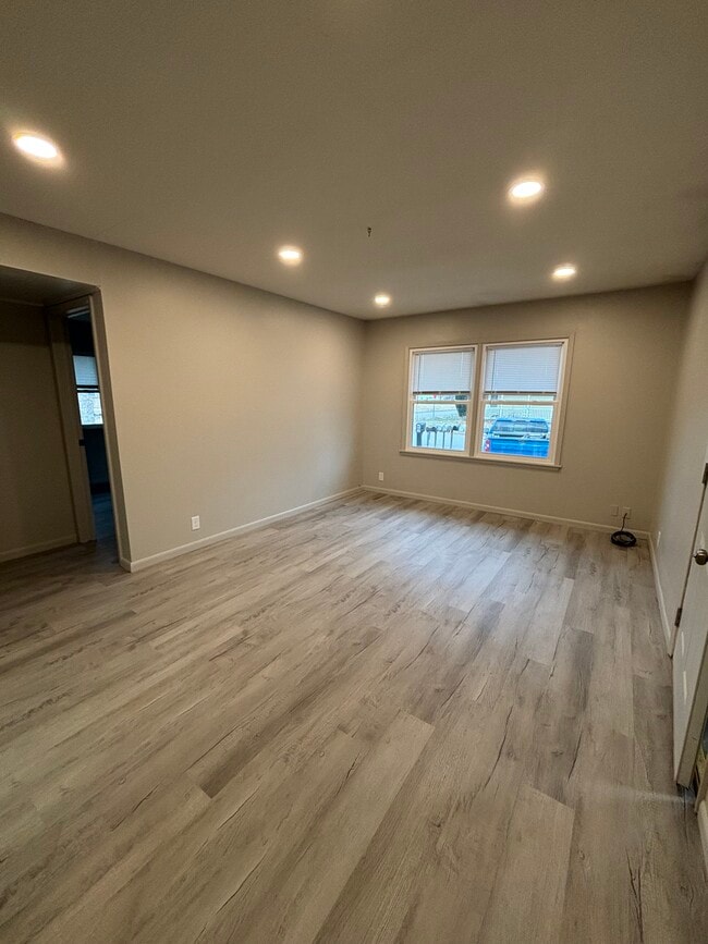 Building Photo - 406 N Main St