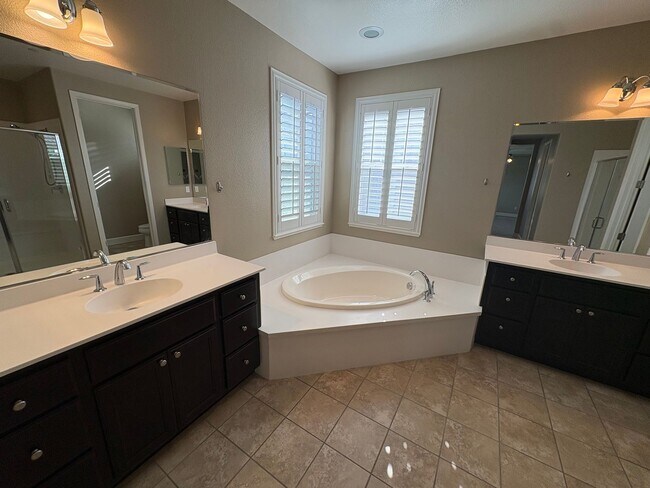 Building Photo - Spacious 4 Bed 3 Bath Tracy Home