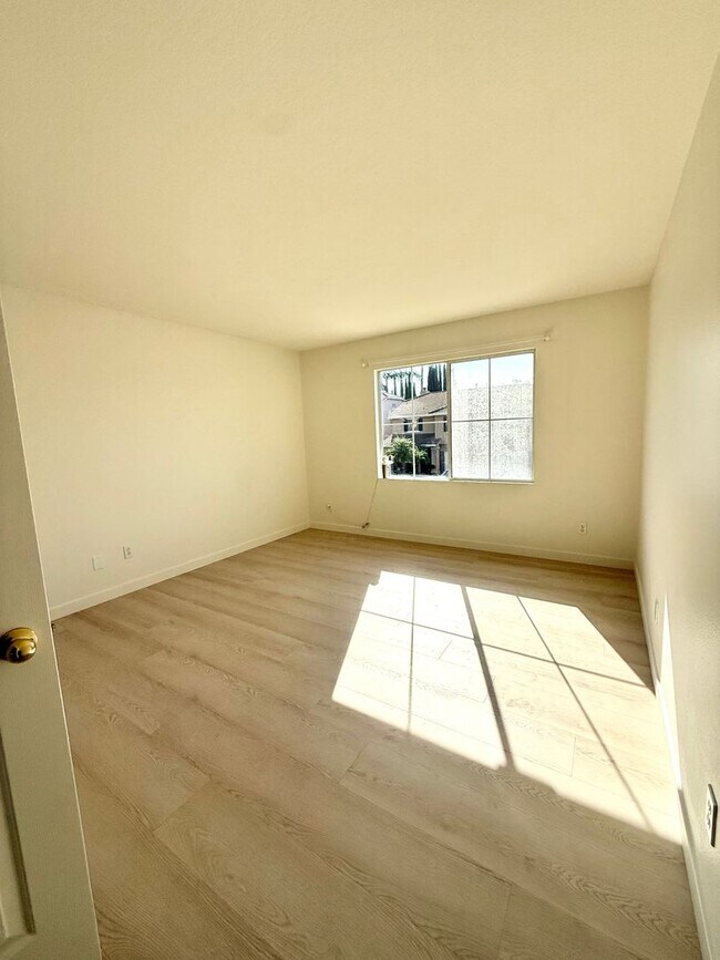 Building Photo - Spacious Home for Rent with Fresh Upgrades...