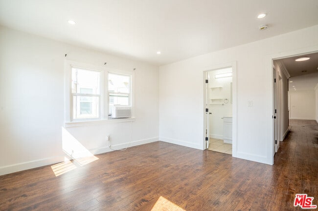 Building Photo - 1409 Bronson Ave