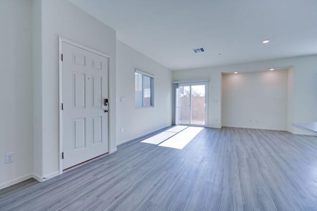 Building Photo - NW 3 Bedroom Townhouse!! Gated Community P...