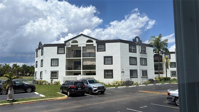 Building Photo - 9731 Fontainebleau Blvd