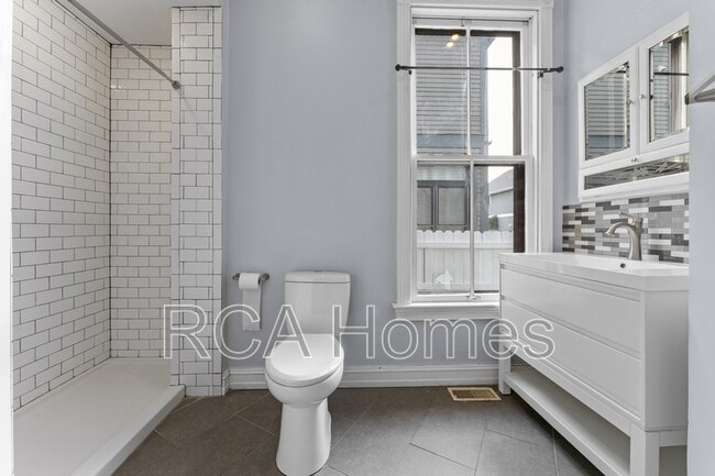 Building Photo - 920 N College Ave