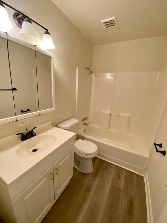 Building Photo - NSUR1259 2205 Cedar1-4