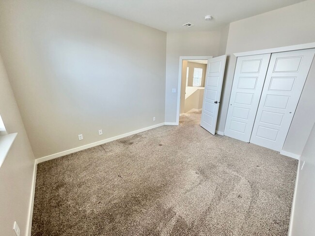 Building Photo - Beautiful 3 Bedroom Home In Desert Color!