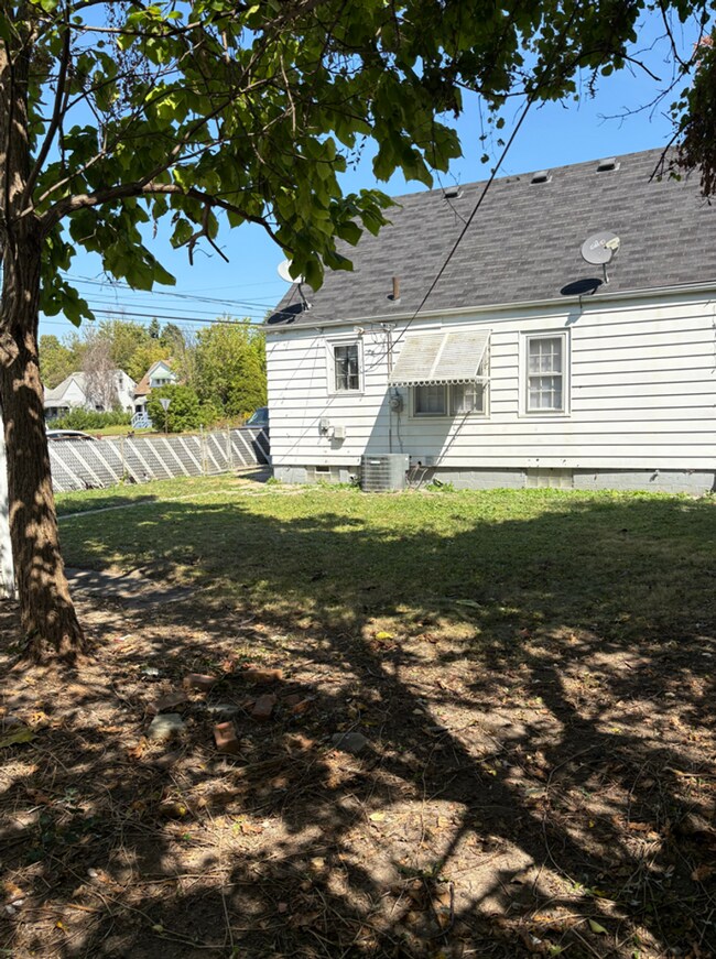 Building Photo - 5115 Farmbrook St