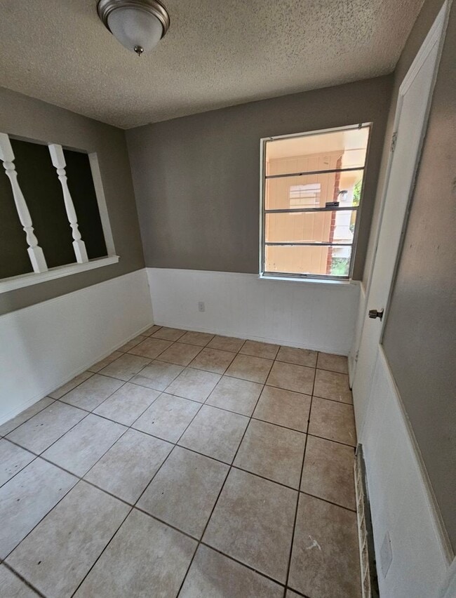 Building Photo - 4 Bedroom House Available