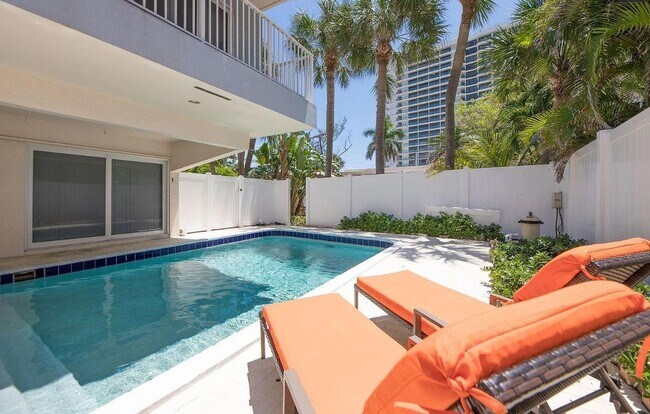 Building Photo - 902 Palm Ave