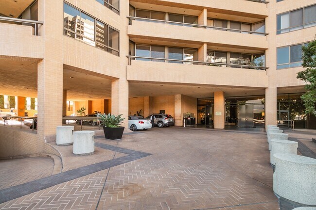 Valet Parking - 10430 Wilshire Blvd