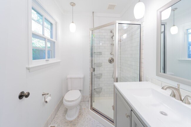 Building Photo - Newly Remodel Home in West Hills!