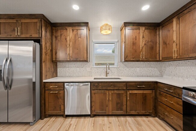 Building Photo - 2 Bed, 2 Bath Duplex