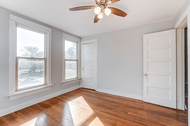 Building Photo - Two Bed, One Bath in Dayton!