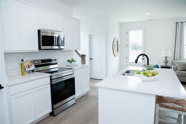 Building Photo - Stunning 3-bed, 2.5 Bath Townhome