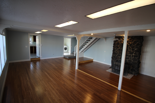 Building Photo - Spacious 3-Bedroom, 2-Bath Apartment for R...