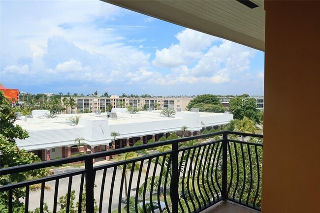 Building Photo - 555 E Dania Beach Blvd