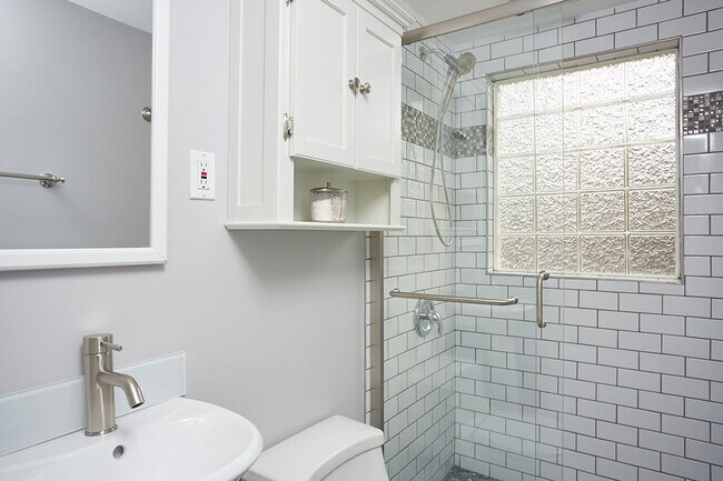 Building Photo - Silver Spring splendor with yard care INCL...