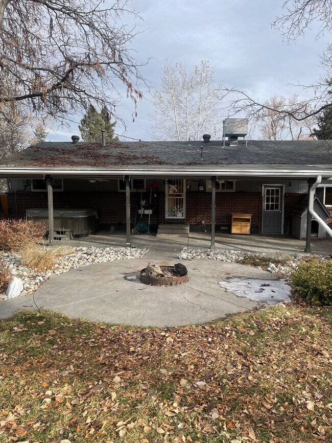 Building Photo - Charming and Updated 3 bed w/ Basement home in fantastic location!
