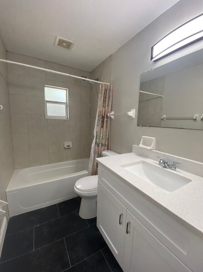 Building Photo - 2210 Marilyn Ln