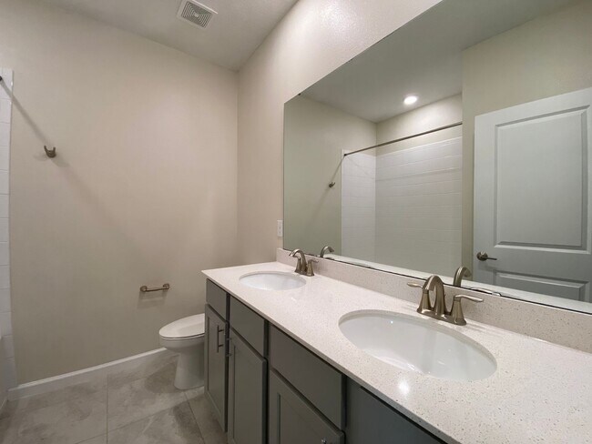 Building Photo - 3BD/2.5BA Townhome in Econ Trails Near Valencia East!
