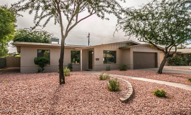 Building Photo - COMPLETELY REMODELED 4 BEDROOM, 2 BATH TEM...