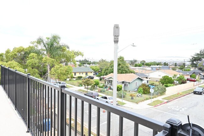 Building Photo - 10701 1/2 Doty Ave