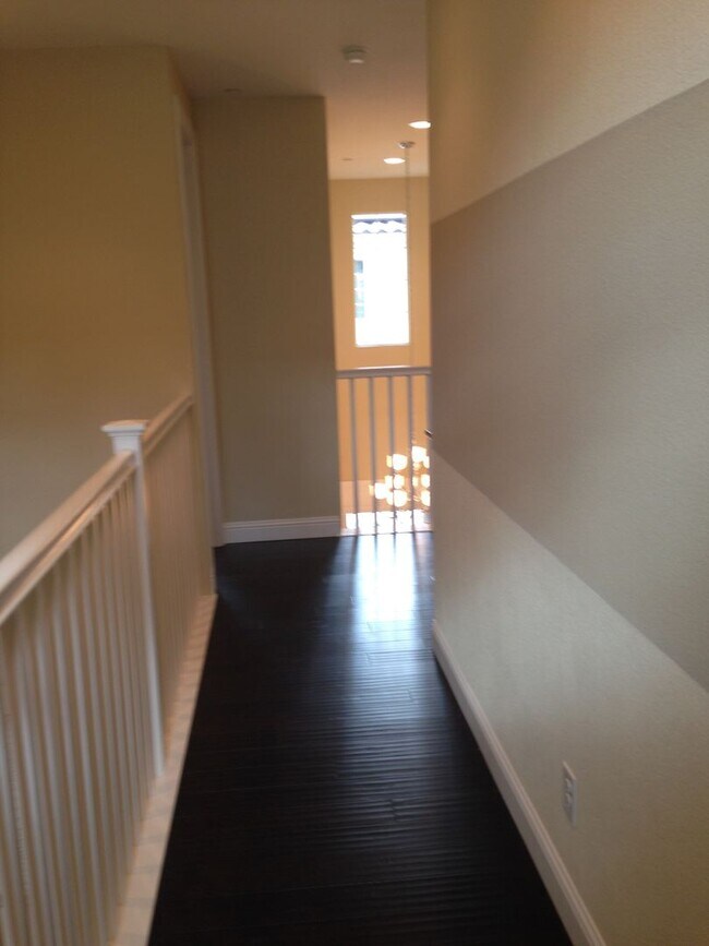 Building Photo - Gorgeous Model Spacious Folsom Unit!