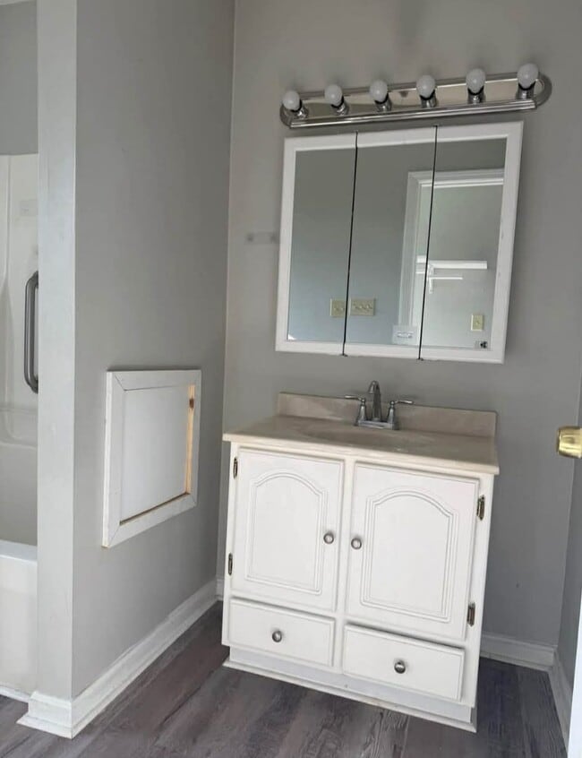 Building Photo - 3 bedroom, 2 bathroom Renovated House