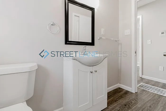 Building Photo - 610 16th Pl SW