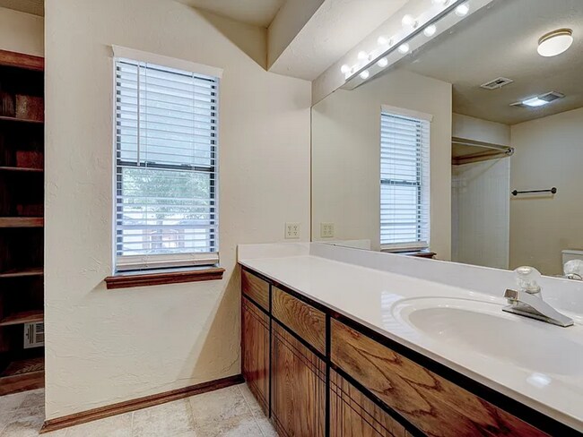 Building Photo - Beautiful 3bed/3bath Townhome Available in Westside Norman!!