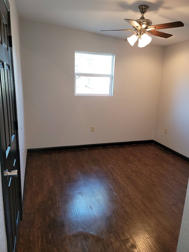 Building Photo - 1104 Bloomfield Dr