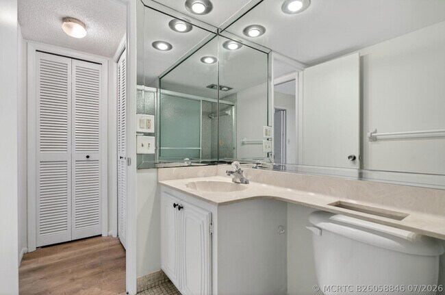 Building Photo - 2651 S Palm Aire Dr