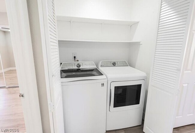 Building Photo - 1205 N Buffalo Dr