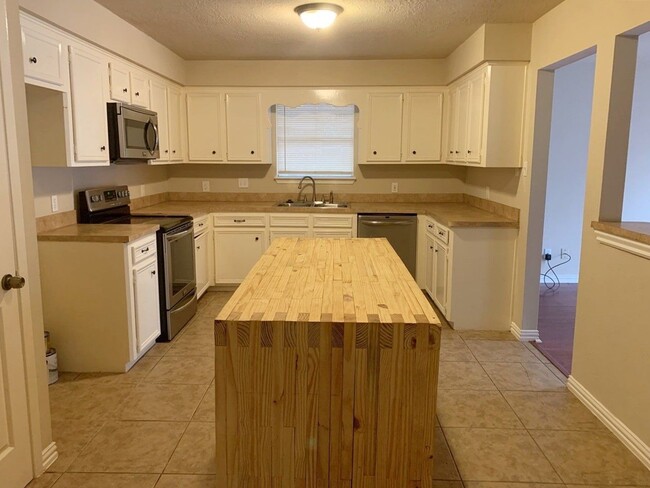 Building Photo - 1006 Poppets Way