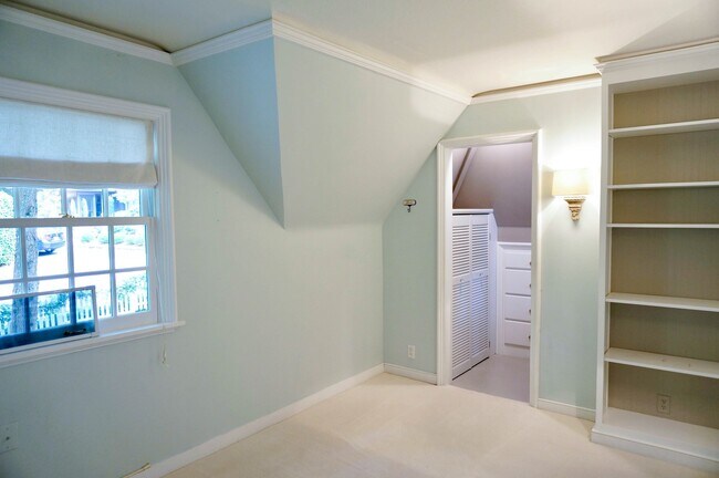 Building Photo - Gorgeous Dream Home in the Southwest Hills! Your Pacific Northwest Oasis Awaits!