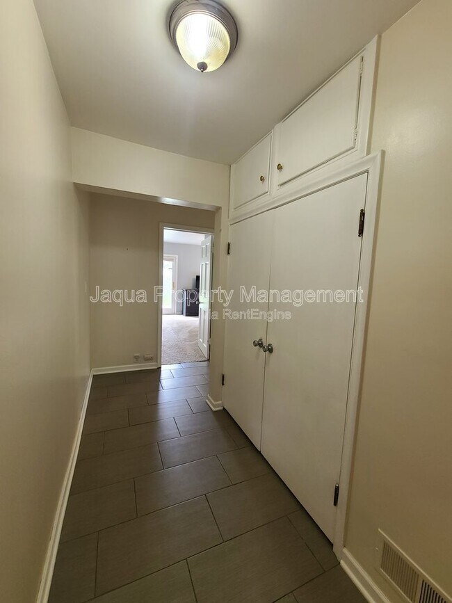 Building Photo - 652 Chippewa Rd